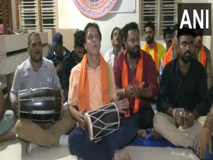 VHP, Bajrang Dal members recite 'Hanuman Chalisa' amid row over Congress manifesto | VHP, Bajrang Dal members recite 'Hanuman Chalisa' amid row over Congress manifesto