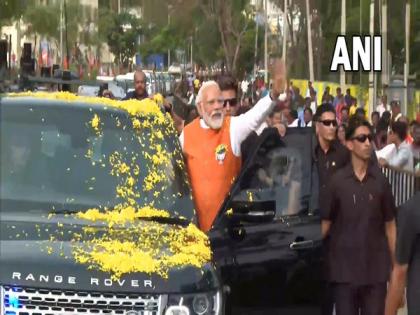 PM Modi holds roadshow in Karnataka's Tumakuru | PM Modi holds roadshow in Karnataka's Tumakuru