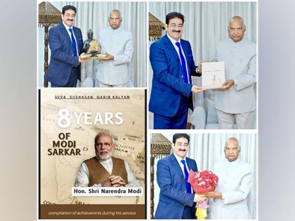 Sandeep Marwah Presented First Copy of Book- 8 Years of Modi Sarkar to Ram Nath Kovind | Sandeep Marwah Presented First Copy of Book- 8 Years of Modi Sarkar to Ram Nath Kovind