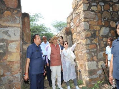 Delhi LG visits Mehrauli Archeological Park, instructs officials to work on time-bound restoration around site | Delhi LG visits Mehrauli Archeological Park, instructs officials to work on time-bound restoration around site