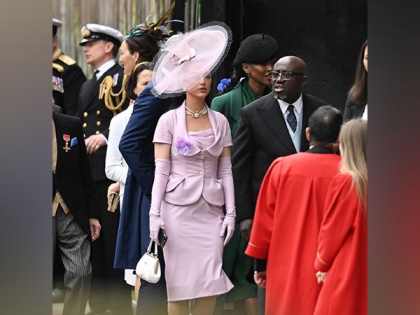 Katy Perry searching for her seat at King Charles III's coronation, Twitter amused | Katy Perry searching for her seat at King Charles III's coronation, Twitter amused