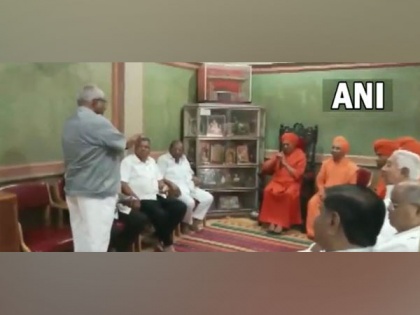 Congress leaders Jagadish Shettar, Shamanur Shivashankarappa meet Lingayat seers ahead of Karnataka polls | Congress leaders Jagadish Shettar, Shamanur Shivashankarappa meet Lingayat seers ahead of Karnataka polls
