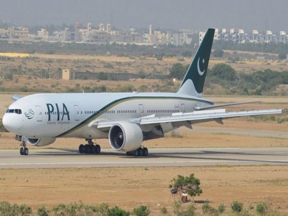 Unable to land in Lahore due to bad weather, PIA plane enters Indian airspace | Unable to land in Lahore due to bad weather, PIA plane enters Indian airspace