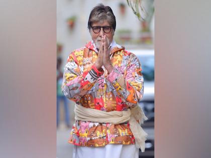 Amitabh Bachchan surprises fans at Jalsa after he 'warning' them not to visit bungalow on Sunday | Amitabh Bachchan surprises fans at Jalsa after he 'warning' them not to visit bungalow on Sunday
