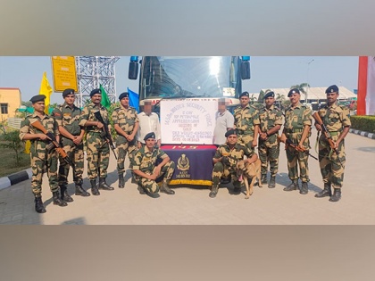 BSF personnel apprehend two smugglers, seize 52 gold biscuits worth Rs 4.24 crores at ICP Petrapole | BSF personnel apprehend two smugglers, seize 52 gold biscuits worth Rs 4.24 crores at ICP Petrapole