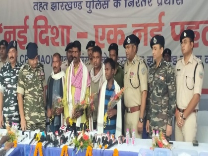Five top Naxals surrender before security forces in Jharkhand | Five top Naxals surrender before security forces in Jharkhand