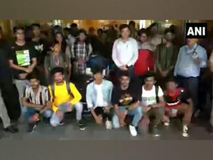 Manipur violence: Maharashtra students from Manipur arrive at Mumbai airport in special flight | Manipur violence: Maharashtra students from Manipur arrive at Mumbai airport in special flight