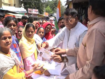 MP: Congress leaders get forms of women filled for Nari Samman Yojana in Bhopal | MP: Congress leaders get forms of women filled for Nari Samman Yojana in Bhopal