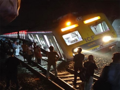 West Bengal: Barddhaman-Bandel local train derails near Saktigarh Station | West Bengal: Barddhaman-Bandel local train derails near Saktigarh Station