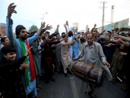 Pakistan: Imran Khan's supporters celebrate his release | Pakistan: Imran Khan's supporters celebrate his release