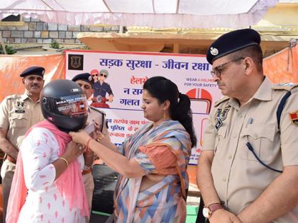Jaipur Traffic Police and Hockey Wali Sarpanch Neeru Yadav join forces for Road Safety Campaign in Jaipur | Jaipur Traffic Police and Hockey Wali Sarpanch Neeru Yadav join forces for Road Safety Campaign in Jaipur