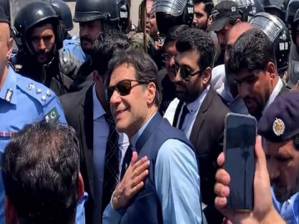 Pakistan Tehreek-e-Insaf workers to continue peaceful protest until Imran Khan "reaches safe place" | Pakistan Tehreek-e-Insaf workers to continue peaceful protest until Imran Khan "reaches safe place"