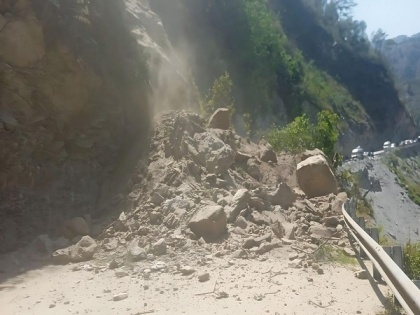 Uttarakhand: Badrinath Highway closed due to boulders near Chamoli's Chhinka | Uttarakhand: Badrinath Highway closed due to boulders near Chamoli's Chhinka