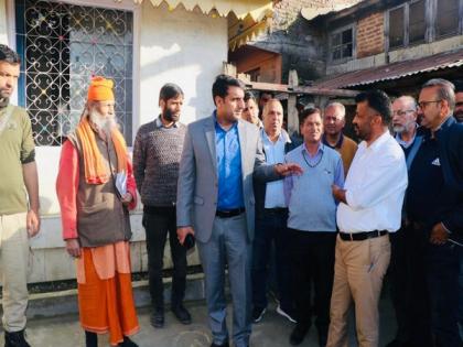 Srinagar Deputy Commissioner visits Narayan Mutt Tulsibagh to assess measures for restoration of temple architecture | Srinagar Deputy Commissioner visits Narayan Mutt Tulsibagh to assess measures for restoration of temple architecture