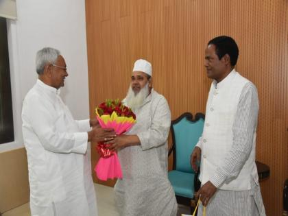 AIUDF supremo Maulana Badruddin Ajmal meets Bihar CM Nitish Kumar, discusses alliance | AIUDF supremo Maulana Badruddin Ajmal meets Bihar CM Nitish Kumar, discusses alliance