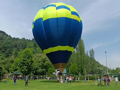 J-K Govt launches hot air balloon ride to boost tourism during G20 summit | J-K Govt launches hot air balloon ride to boost tourism during G20 summit