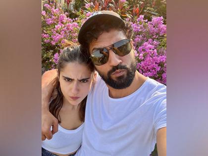 Vicky Kaushal and Sara Ali Khan arouse interest of fans with goofy selfies | Vicky Kaushal and Sara Ali Khan arouse interest of fans with goofy selfies