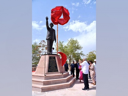 Rajasthan: Vice President Jagdeep Dhankar unveils statue of former Union Minister Nathuram Mirdha in Nagaur | Rajasthan: Vice President Jagdeep Dhankar unveils statue of former Union Minister Nathuram Mirdha in Nagaur
