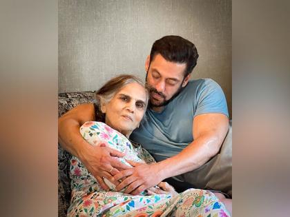 Salman Khan kisses mom Salma Khan in new picture, check out | Salman Khan kisses mom Salma Khan in new picture, check out