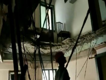 Maharashtra: 5 injured after slab of building falls on them in Thane | Maharashtra: 5 injured after slab of building falls on them in Thane