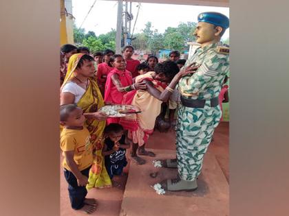 Villagers install life-size statue of jawan in Chhattisgarh's Bastar who died while fighting naxals | Villagers install life-size statue of jawan in Chhattisgarh's Bastar who died while fighting naxals