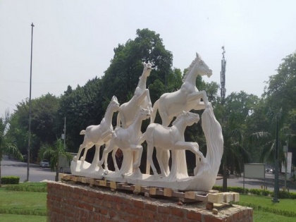 Delhi: Sculptures being installed at prominent sites for beautification | Delhi: Sculptures being installed at prominent sites for beautification