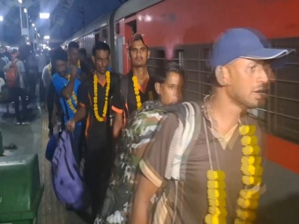 198 fishermen freed from Pakistan Jail arrive in Gujarat's Vadodara | 198 fishermen freed from Pakistan Jail arrive in Gujarat's Vadodara
