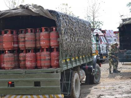 Manipur: Assam Rifles assists in arranging LPG cylinders | Manipur: Assam Rifles assists in arranging LPG cylinders