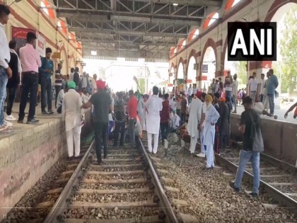 Farmers block railway tracks in Punjab after cop slaps woman protesting against land acquisition | Farmers block railway tracks in Punjab after cop slaps woman protesting against land acquisition