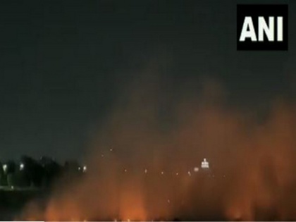 Fire breaks out at dumping ground in Noida sector 32 | Fire breaks out at dumping ground in Noida sector 32