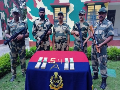 BSF seizes gold worth Rs 86 lakh at Indo-Bangladesh border in WB's Nadia | BSF seizes gold worth Rs 86 lakh at Indo-Bangladesh border in WB's Nadia