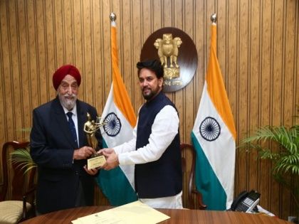 Sports Minister Anurag Thakur felicitates Sarpal Singh for his contribution to field hockey | Sports Minister Anurag Thakur felicitates Sarpal Singh for his contribution to field hockey