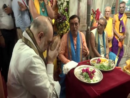 Amit Shah offers prayers at Dwarkadhish Temple in Gujarat | Amit Shah offers prayers at Dwarkadhish Temple in Gujarat