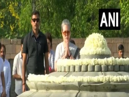 Sonia Gandhi, Kharge, pay homage to former PM Rajiv Gandhi on his death anniversary | Sonia Gandhi, Kharge, pay homage to former PM Rajiv Gandhi on his death anniversary