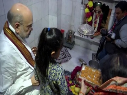 Amit Shah offers prayers at Parameshwara temple in Gujarat | Amit Shah offers prayers at Parameshwara temple in Gujarat