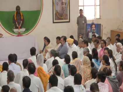 Rajasthan: CM Ashok Gehlot attends prayer meeting on Rajiv Gandhi's death anniversary | Rajasthan: CM Ashok Gehlot attends prayer meeting on Rajiv Gandhi's death anniversary