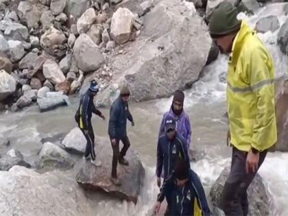SDRF team rescues devotee who lost his way at Garudchatti during Kedarnath Yatra | SDRF team rescues devotee who lost his way at Garudchatti during Kedarnath Yatra