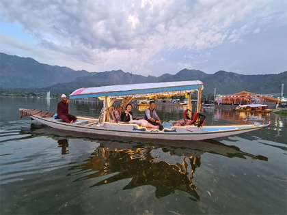 G20 delegates enjoy Shikara boat ride in J-K's Srinagar | G20 delegates enjoy Shikara boat ride in J-K's Srinagar