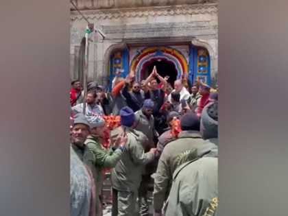 Akshay Kumar visits Kedarnath Temple, offers prayers | Akshay Kumar visits Kedarnath Temple, offers prayers