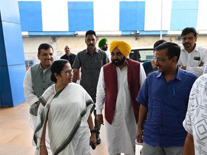 Kejriwal meets West Bengal CM Mamata Banerjee to ensure bill on Delhi services is not passed in Rajya Sabha | Kejriwal meets West Bengal CM Mamata Banerjee to ensure bill on Delhi services is not passed in Rajya Sabha