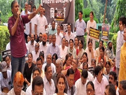 Congress' Harish Rawat leads opposition protest in Dehradun, demands justice for women wrestlers | Congress' Harish Rawat leads opposition protest in Dehradun, demands justice for women wrestlers