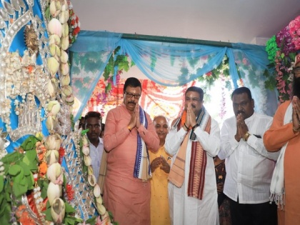 Minister Dharmendra Pradhan participates in Sital Sasthi yatra in Odisha's Sambalpur | Minister Dharmendra Pradhan participates in Sital Sasthi yatra in Odisha's Sambalpur