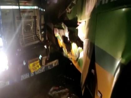 UP: 28 injured, one child killed in bus-truck collision in Noida | UP: 28 injured, one child killed in bus-truck collision in Noida