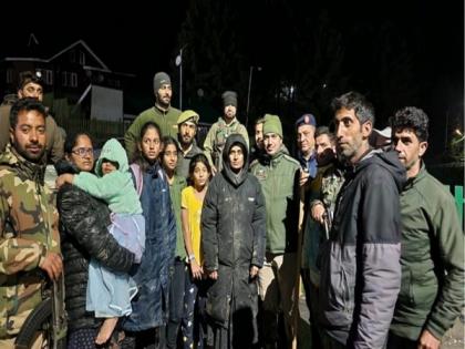 J-K police rescues tourist family stuck in Gulmarg's Kangdoori area | J-K police rescues tourist family stuck in Gulmarg's Kangdoori area