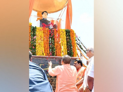 CM Yogi Adityanath unveils statue of Madhavrao Scindia in UP's Mainpuri | CM Yogi Adityanath unveils statue of Madhavrao Scindia in UP's Mainpuri