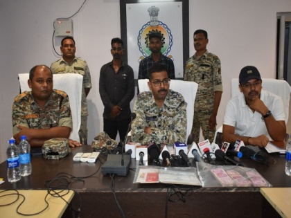 Chhattisgarh: Naxal commander's aides held while en route to deposit Rs 6 lakh in Rs 2000 notes in Bijapur | Chhattisgarh: Naxal commander's aides held while en route to deposit Rs 6 lakh in Rs 2000 notes in Bijapur