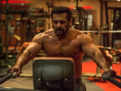 IIFA 2023: Salman finds a new way in Abu Dhabi to exercise with his niece, nephew, check out | IIFA 2023: Salman finds a new way in Abu Dhabi to exercise with his niece, nephew, check out