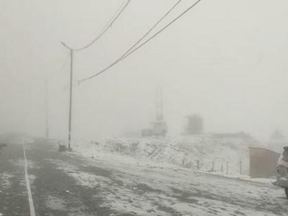 Leh: Hundreds of passengers stranded due to snow, rescued from Changla Axis | Leh: Hundreds of passengers stranded due to snow, rescued from Changla Axis