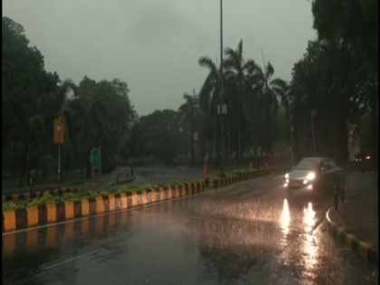 Delhi witnesses sudden change in weather, receives rainfall | Delhi witnesses sudden change in weather, receives rainfall