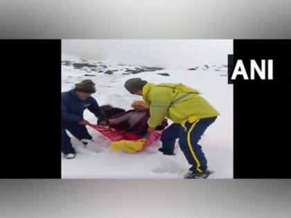 Uttarakhand: SDRF rescues devotee stranded due to snowfall during Kedarnath Yatra | Uttarakhand: SDRF rescues devotee stranded due to snowfall during Kedarnath Yatra